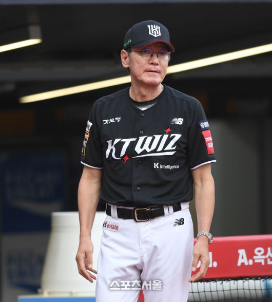 KT 이강철 감독이 8일 인천 SSG랜더스필드에서 열린 2025 KBO리그 SSG와 경기 전 상대 더그아웃을 쳐다보고 있다.  문학 | 최승섭기자 thunder@sportsseoul.com