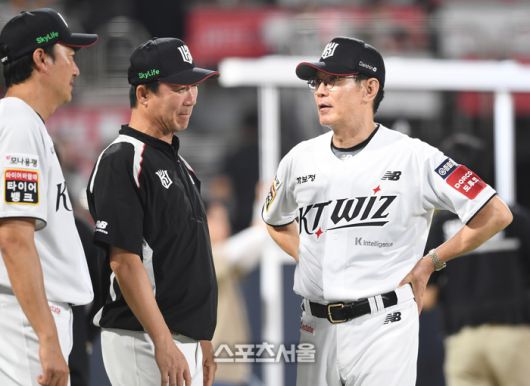 KT 이강철 감독(오른쪽)이 2일 수원 KT위즈파크에서 열린 2025 KBO리그 키움과 경기에서 4-2로 승리한 뒤 코치들과 이야기를 나누고 있다.  수원 | 박진업 기자 upandup@sportsseoul.com
