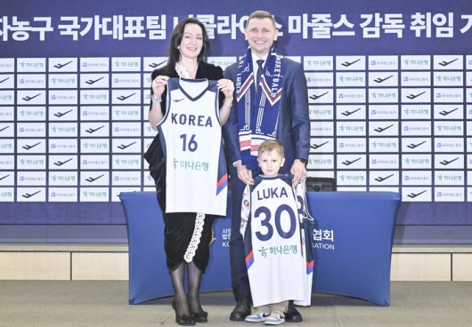 16일 오전 한국프레스센터 기자회견장에서 열린 ‘남자농구 국가대표팀 니콜라이스 마줄스 감독 취임’ 공식 기자회견에서 니콜라이스 마줄스 감독이 가족과 함께 기념촬영을 하고 있다. 사진 | 대한민국농구협회