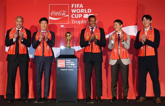 월드컵 트로피와 기념촬영하는 축구 레전드들. 사진 | 연합뉴스