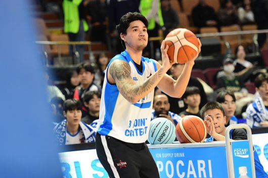 알빈 톨렌티노가 17일 서울 잠실실내체육관에서 열린 2025~2026 LG전자 프로농구 올스타전 전야제 3점슛 콘테스트 예선에 임하고 있다. 사진 | KBL