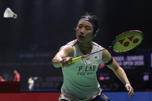 안세영이 인도 뉴델리 인디라 간디 스포츠 콤플렉스에서 열린 세계배드민턴(BWF) 슈퍼 750 인도오픈 8강에 임하고 있다. 사진 | 뉴델리=EPA 연합뉴스