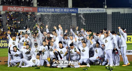 LG 선수들이 5일 잠실구장에서 열린 2025 KBO리그 두산과 경기에서 4-2로 승리한 뒤 하이파이브를 나누고 있다. 잠실 | 박진업 기자 upandup@sportsseoul.com