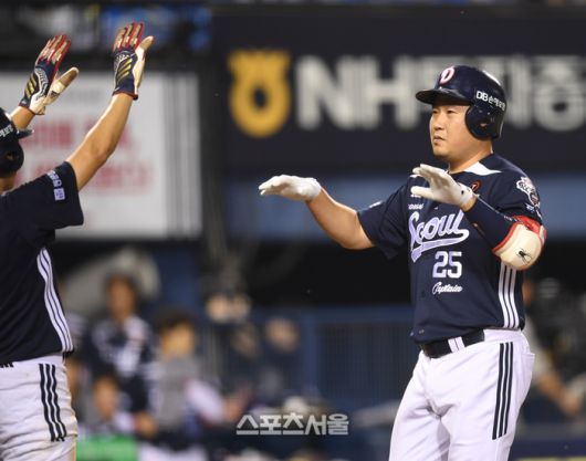 두산 양의지가 6일 서울 잠실구장에서 열린 2025 KBO리그 LG와 경기 5회초 2사만루 좌월홈런을 날린 후 선행주자들과 하이파이브를 하고 있다. 잠실 | 최승섭기자 thunder@sportsseoul.com