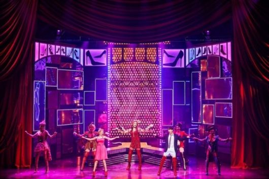 뮤지컬 ‘킹키부츠’는 편견과 억압에 맞선 두 남자의 환상적인 팀워크와 화려한 퍼포먼스, 그리고 관객을 압도하는 에너지로 사랑받는 작품이다. 사진 | CJ ENM