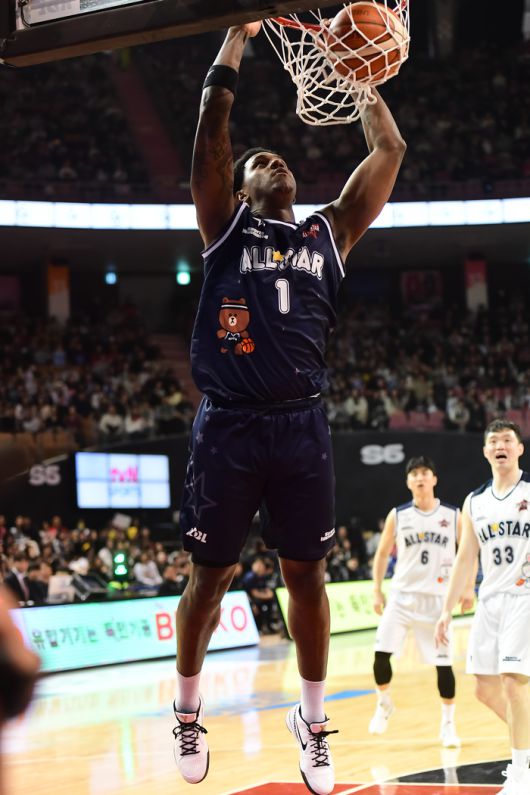 팀 브라운 네이던 나이트가 18일 잠실실내체육관에서 열린 2025~2026 LG전자 프로농구 올스타전에서 덩크슛을 터뜨리고 있다. 사진 | KBL