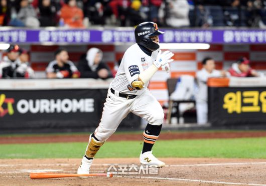 한화 손아섭이 30일 대전 한화생명 볼파크에서 열린 2025 KBO리그 LG와 한국시리즈 4차전 3회말 1사 LG 선발 치리노스를 상대로 내야안타를 치고 있다. 1회말에 이어 손아섭의 멀티 히트. 대전 | 박진업 기자 upandup@sportsseoul.com