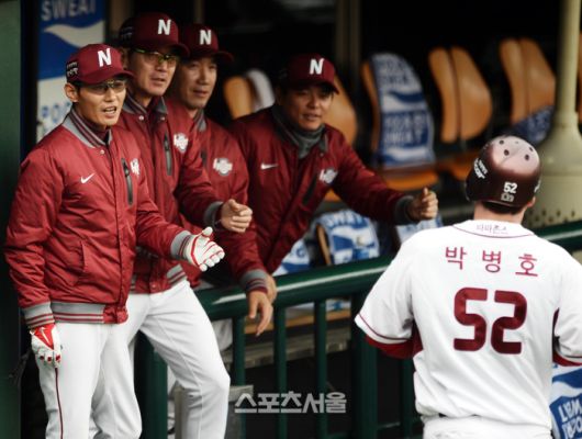 넥센 박병호가 8일 서울 목동구장에서 열린 2014 KBO리그 삼성과 한국시리즈 4차전 경기 1회말 2사 2루서 강정호의 타구를 삼성 3루수가 송구실책한 틈을 타 홈에 쇄도해 득점한  뒤 염경엽 감독의 격려를 받고 있다. 목동 | 스포츠서울DB