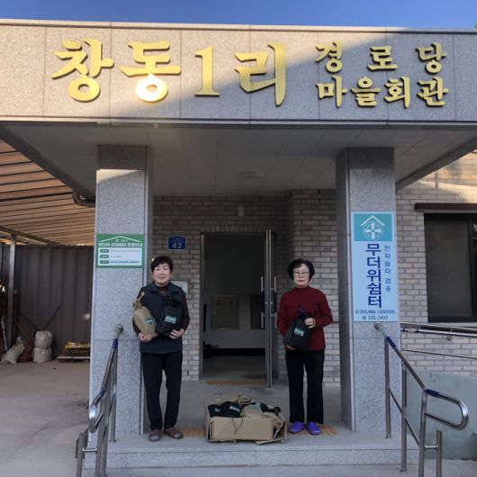 한파쉼터 방한물품 배부.   사진|평창군청