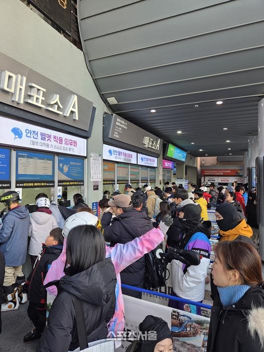 주말 아침, 달콤한 늦잠을 포기하고 스키장으로 향하는 발걸음은 결연하기까지 하다. 서울과 수도권 각지에서 새벽 6시 전후로 출발한 차량들이 주차장을 가득 메웠다.  홍천 | 원성윤 기자 socool@sportsseoul.com