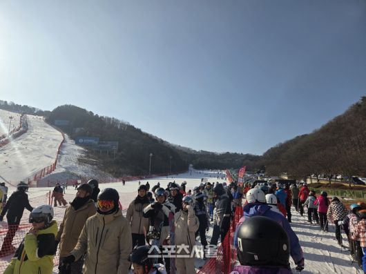 슬로프 위에서는 누구나 평등하다. 무빙워크를 타고 초급자 코스로 향하는 초보 스키어의 설렘 가득한 뒷모습부터, 가파른 슬로프를 거침없이 질주하는 상급자들의 역동적인 모습까지. 각자의 속도로 하얀 눈 위를 가르며 내려온다.  홍천 | 원성윤 기자 socool@sportsseoul.com