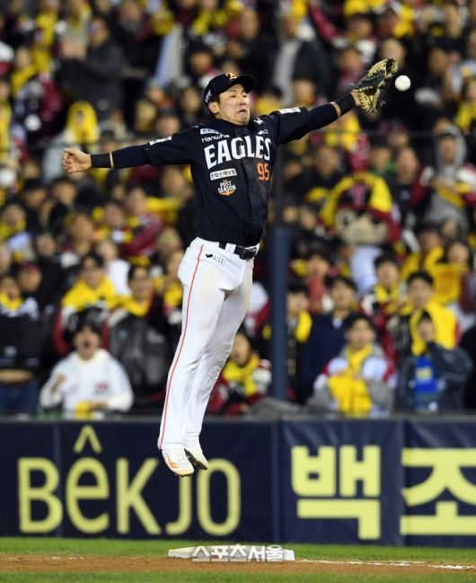 한화 2루수 황영묵이 LG와 한국시리즈 2차전 7회말 무사 2루 LG 박동원의 희생 번트 때 3루수 노시환의  악송구를 잡지 못하고 있다. 사진 | 박진업 기자 upandup@sportsseoul.com