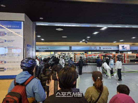 잠시 주춤했던 스키의 인기가 다시금 ‘붐’을 일으키고 있는 현상은 곳곳에서 포착됐다. 장비 대여소는 스키와 보드를 빌리려는 사람들로 발 디딜 틈 없이 북적였다. 홍천 | 원성윤 기자 socool@sportsseoul.com
