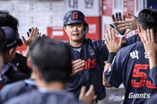 손호영이 더그아웃에서 선수단과 하이파이브를 하고 있다. 사진 | 롯데 자이언츠