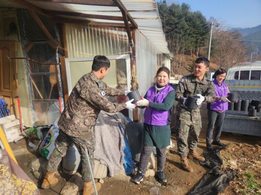 과학화전투훈련단 전차중대 중사 이민혁 외 5인은  지난 18일 소비자교육중앙회인제지회(회장 차기영)와 함께 남면 저소득 2가구를 방문하여 자비로 연탄 400장과 등유(200리터)를 배달하는 따뜻한 온기나눔 봉사활동을 펼쳤다.  사진|인제군청