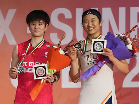 인도 오픈에서 우승한 안세영(오른쪽)과 준우승한 왕즈이. 사진 | AP연합뉴스