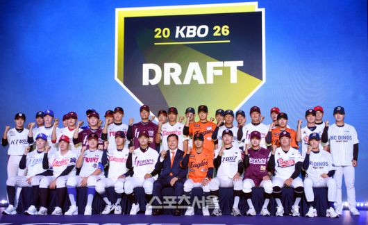 2026 KBO 리그 신인드래프트에서 각 팀에 지명된 선수들이 파이팅을 외치며 기념촬영을 하고 있다. 사진 | 최승섭기자 thunder@sportsseoul.com