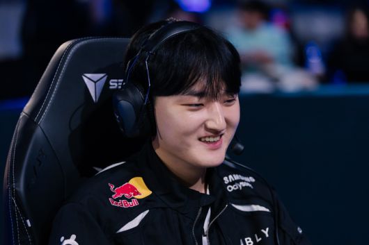 T1 ‘페이즈’ 김수환이 서울 종로구 롤파크에서 열린 2026 시즌 오프닝 경기를 준비하고 있다. 사진 | 라이엇 게임즈