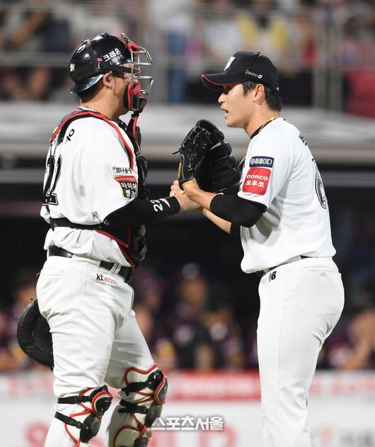 KT 박영현(오른쪽)이 2일 수원 KT위즈파크에서 열린 2025 KBO리그 키움과 경기에서 승리를 지켜낸 뒤 포수 장성우와 하이파이브를 하고 있다. 박영현은 1 ⅔이닝 무실점으로 시즌 23세이브를 기록했다.  수원 | 박진업 기자 upandup@sportsseoul.com