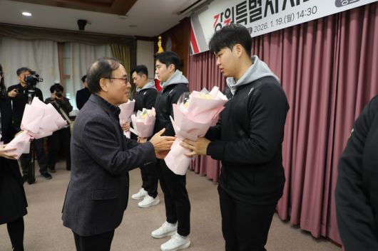 양희구 강원특별자치도체육회장이 ‘2026 밀라노·코르티나담페초 동계올림픽 출전 강원선수단 출정식’에서 선수들을 격려하고 있다.  사진|강원특별자치도체육회