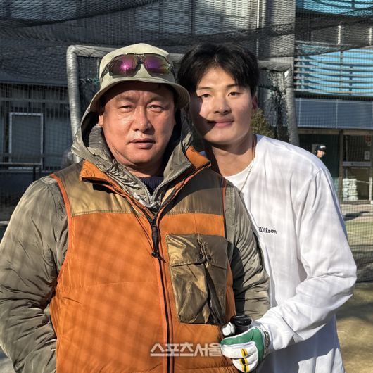 대원중학교 박건수 감독과 제자인 롯데 윤동희가 사이 좋은?) 모습으로 사진 촬영에 임하고 있다. 성남 | 박연준 기자 duswns0628@sportsseoul.com