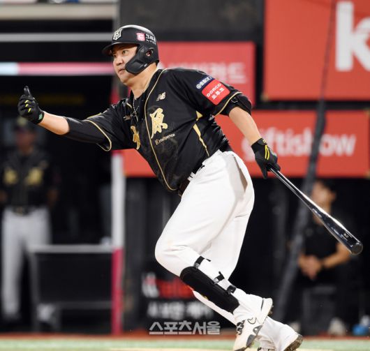 KT 장성우가 18일 수원 KT위즈파크에서 열린 2025 KBO리그 LG와 더블헤더 2차전 6회말 1사 1-2루 상황에서 LG 선발 송승기를 상대로 1타점 적시타를 치고 있다. 수원 | 박진업 기자 upandup@sportsseoul.com