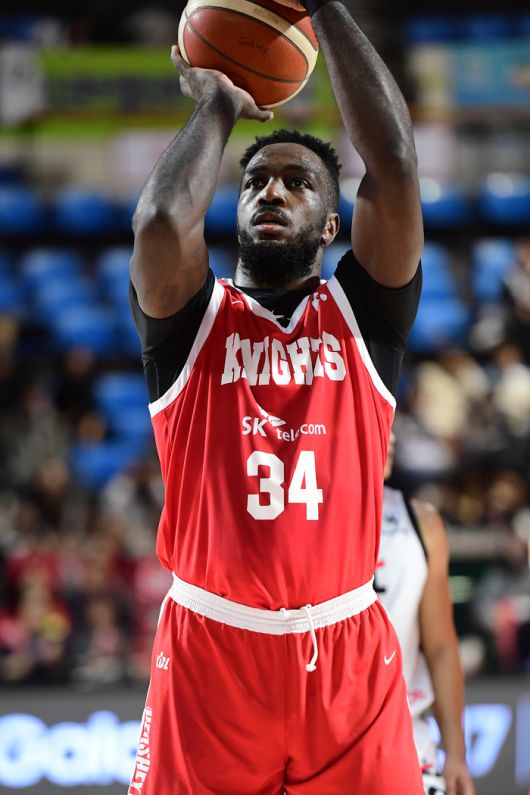 워니가 자유투를 시도하고 있다. 사진 | KBL