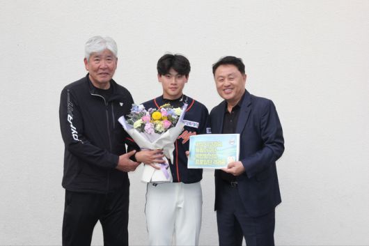 롯데 입단 당시 박찬형(가운데)이 화성코리요 정진구 대표(오른쪽)와 신경식 감독(왼쪽)의 축하를 받고 있다. 사진 | 화성시 코리요