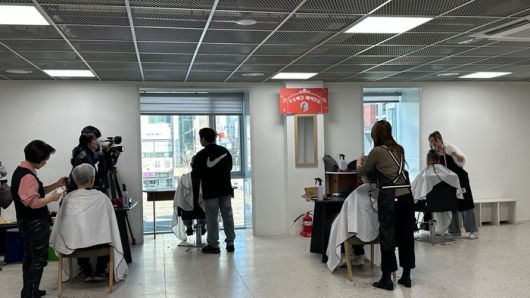 퇴계동행정복지센터(동장 이명숙)는 20일 센터 2층에서 이‧미용 봉사 ‘무릉마을 헤어살롱’을 진행했다. ‘무릉마을 헤어살롱’은 매월 퇴계동행정복지센터에서 저소득층 어르신과 ‘희망의일터’ 장애인을 대상으로 이미용 서비스를 제공하는 것이다. 봉사활동에는 살롱드제이플랜(점장 지준오)가 함께 참여해 따뜻한 나눔을 실천하고 있다. 사진|춘천시청