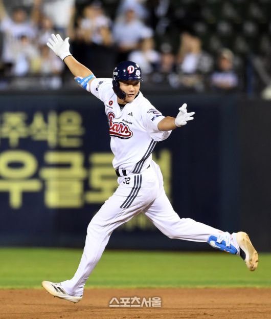 두산 안재석이 28일 잠실구장에서 열린 2025 KBO리그 삼성과 경기 연장 10회말 2사 1-2루 상황에서 삼성 투수 김재윤을 상대로 끝내기 1타점 2루타를 친 뒤 기뻐하고 있다. 잠실 | 박진업 기자 upandup@sportsseoul.com