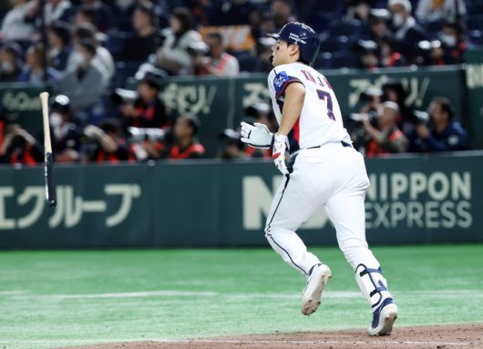 김주원이 일본 도쿄돔에서 열린 2025 K베이스볼 시리즈 일본전에서 홈런을 치고 베이스를 돌고 있다. 사진 | 연합뉴스