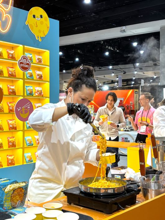 2026 윈터 팬시 푸드쇼 오뚜기 부스에서 치즈라면을 쉐프가 조리하는 모습. 사진 | 오뚜기