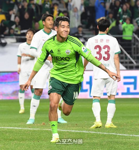 전북 현대 송민규가 8일 전주월드컵경기장에서 열린 하나은행 K리그1 대전 하나 시티즌과 경기에서 헤더로 선제골을 넣고 기뻐하고 있다. 2025. 11. 8. 전주 | 박진업 기자 upandup@sportsseoul.com