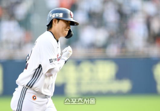 두산 박준순이 23일 잠실구장에서 열린 2025 KBO리그 한화와 경기 1회말 2사 한화 선발투수 황준서를 상대로 솔로 홈런을 치고 베이스를 돌고 있다. 잠실 | 박진업 기자 upandup@sportsseoul.com