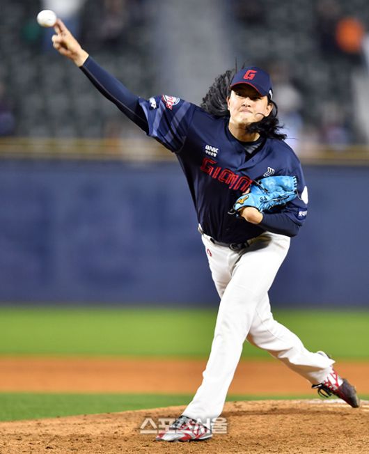 롯데 마무리 김원중이 17일 잠실구장에서 열린 2024프로야구 LG트윈스와 롯데자이언츠의 경기 9회말 5-5 상황에서 등판하고 있다. 2024.04.17.잠실 | 강영조기자 kanjo@sportsseoul.com