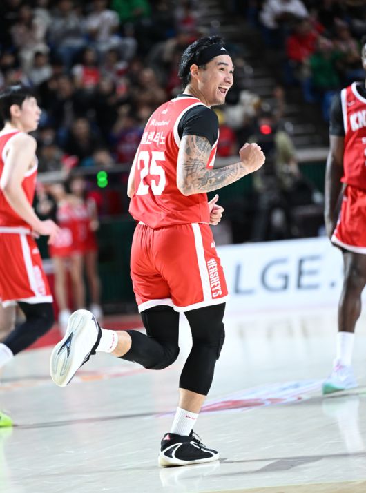 SK 톨렌티노가 10일 서울 잠실학생체육관에서 열린 2025~2026 LG전자 프로농구 정규리그 KT전에서 득점 후 환호하고 있다. 사진 | 연합뉴스