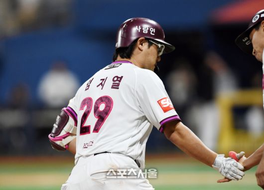 키움 임지열이 9일 서울 고척스카이돔에서 열린 2025 KBO리그 LG와 경기 4회말 1사 1-3루 상황에서 LG 선발 톨허스트를 상대로 3점 홈런을 친 뒤 박정음 코치와 하이파이브를 하고 있다. 고척 | 박진업 기자 upandup@sportsseoul.com