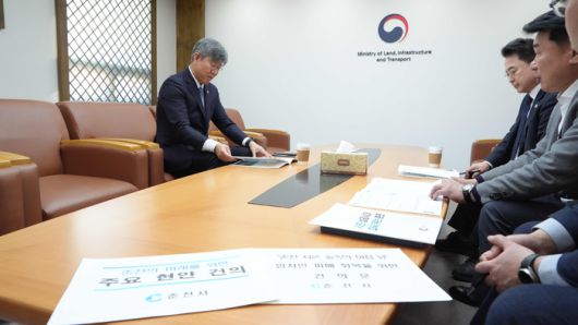 김이탁 국토부 1차관이 육동한 춘천시장이 전달한  지역 현안 건의문을 살펴보고 있다.  사진|춘천시청