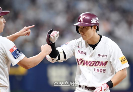 키움 이주형이 10일 서울 고척스카이돔에서 열린 2024 KBO리그 두산과 경기 2회말 1사 2-3루 상황에서 두산 선발 발라조빅을 상대로 2타점 적시타를 친 뒤 문찬종 코치와 하이파이브를 하고 있다. 고척 | 박진업 기자 upandup@sportsseoul.com