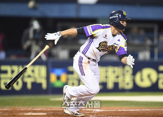 두산 오명진이 7일 잠실구장에서 열린 2025 KBO리그 LG와 경기 5회말 무사 1루 상황에서 LG 선발 최채흥을 상대로 내야안타를 치고 있다. 2025. 5. 7. 잠실 | 박진업 기자 upandup@sportsseoul.com