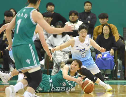 하나은행 정현이 8일 부천체육관에서 열린 2025~2026 여자프로농구 신한은행과 경기에서 넘어진 채 패스할 곳을 찾고 있다. 부천 | 최승섭기자 thunder@sportsseoul.com