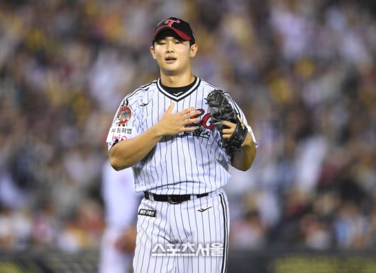 LG 투수 김영우가 1일 서울 잠실구장에서 열린 2025 KBO리그 NC와 경기 6회초 2사만루 상대 권희동의 타구를 중견수 박해민이 잡자 안도의 한숨을 쉬고 있다. 잠실 | 최승섭기자 thunder@sportsseoul.com