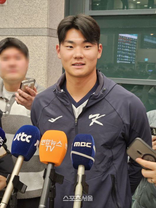 김주원이 20일 인천국제공항에서 취재진 인터뷰에 응하고 있다. 사진 | 강윤식 기자 skywalker@sportsseoul.com