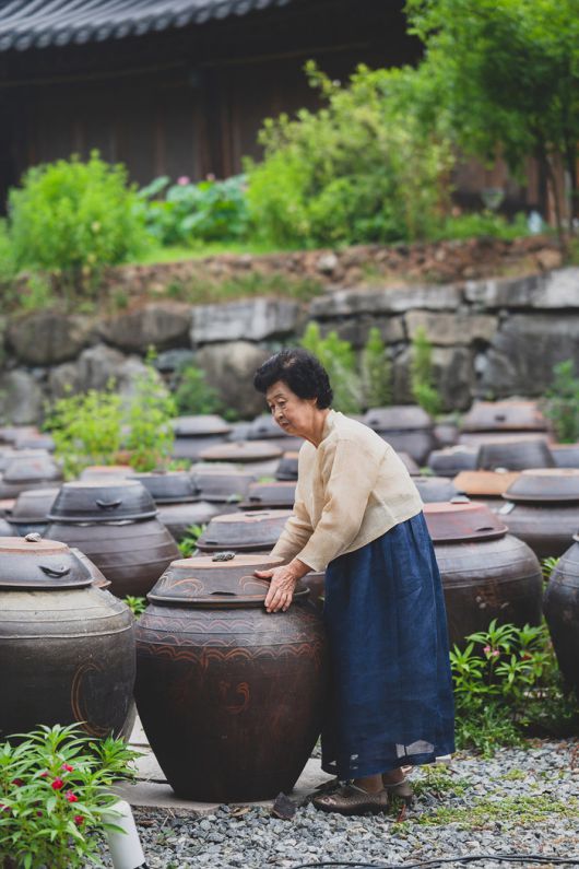 신세계백화점과 협업하는 기순도 장인이 장을 담그는 모습. 사진ㅣ신세계백화점