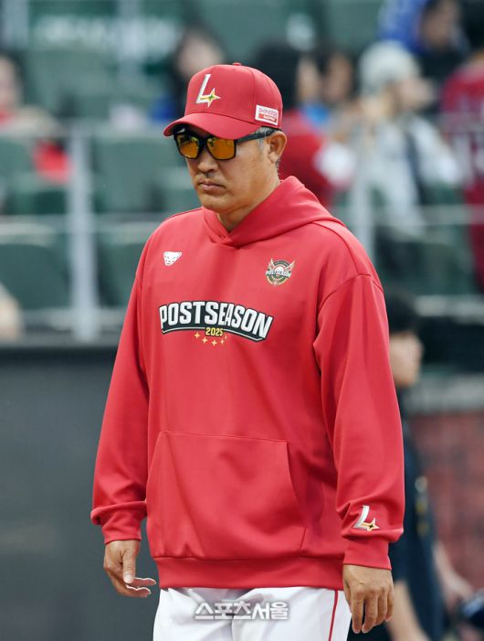 SSG 이숭용 감독이 9일 인천 SSG랜더스필드에서 열린 2025 KBO리그 삼성과 준플레이오프 1차전에서 2-5로 패한 뒤 인터뷰를 마치고 더그아웃으로 돌아가고 있다. 문학 | 박진업 기자 upandup@sportsseoul.com