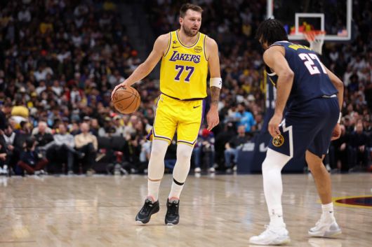 레이커스 돈치치가 21일(한국 시간) 미국 콜로라도주 덴버 볼아레나에서 열린 2025~2026 미국프로농구(NBA) 정규시즌 덴버전에서 돌파를 시도하고 있다. 사진 | 덴버=AFP 연합뉴스