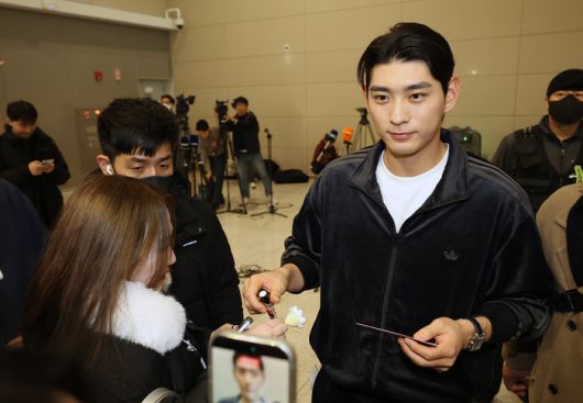 미국 프로야구 메이저리그(MLB) 샌프란시스코 자이언츠 이정후가 21일 인천국제공항 제2터미널에서 팬들에게 사인을 해주고 있다. 사진 | 연합뉴스