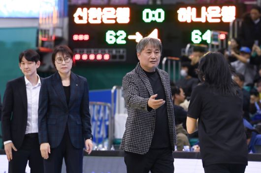 이상범 감독과 코치진들이 신한은행 최윤아 감독과 악수를 하고 있다. 사진 | WKBL