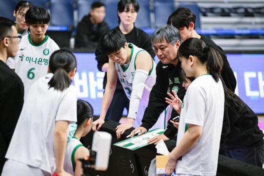 이상범 감독이 선수들에게 작전 지시를 내리고 있다. 사진 | WKBL