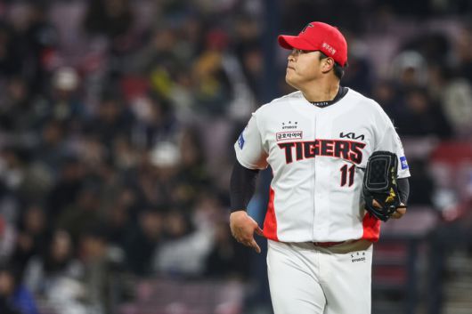 KIA 조상우가 2일 광주-기아 챔피언스 필드에서 열린 2025 KBO리그 삼성과 경기에서 7회초 실점 없이 이닝을 마친 후 내려오고 있다. 사진 | KIA 타이거즈